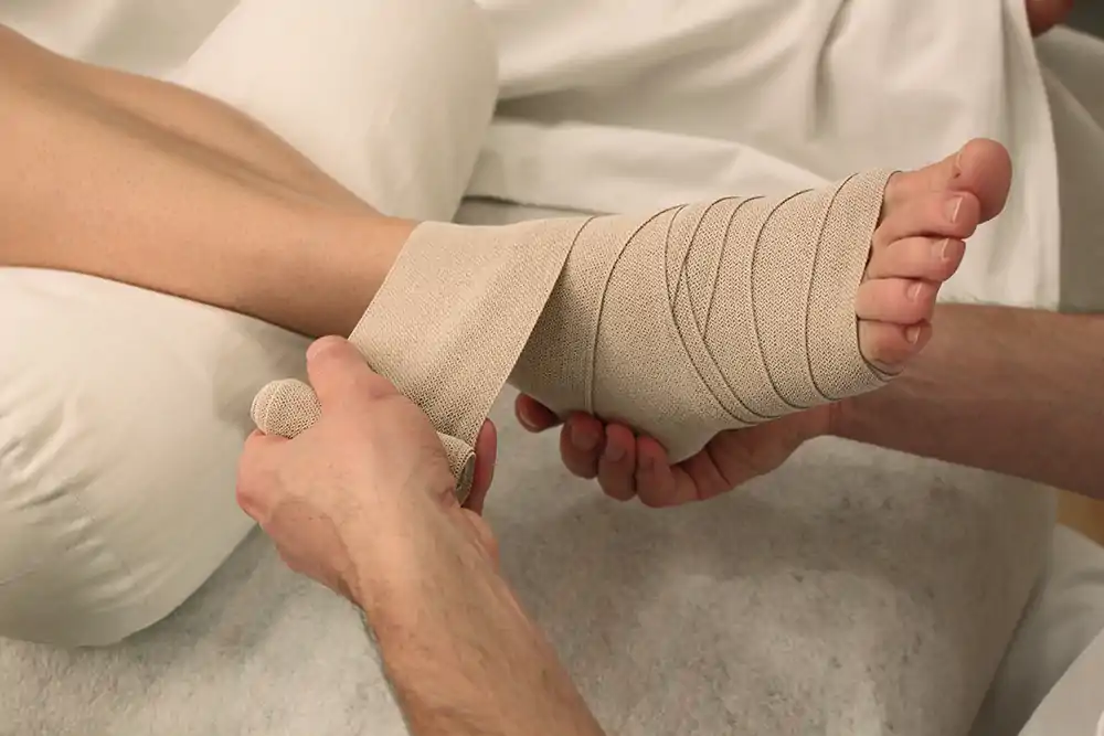 Nach der Lymphdrainage kann eine Bandage angelegt werden