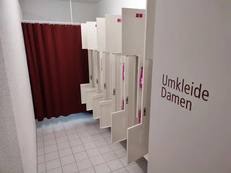 Vor Therapiebeginn bitte Straßenkleidung ablegen
