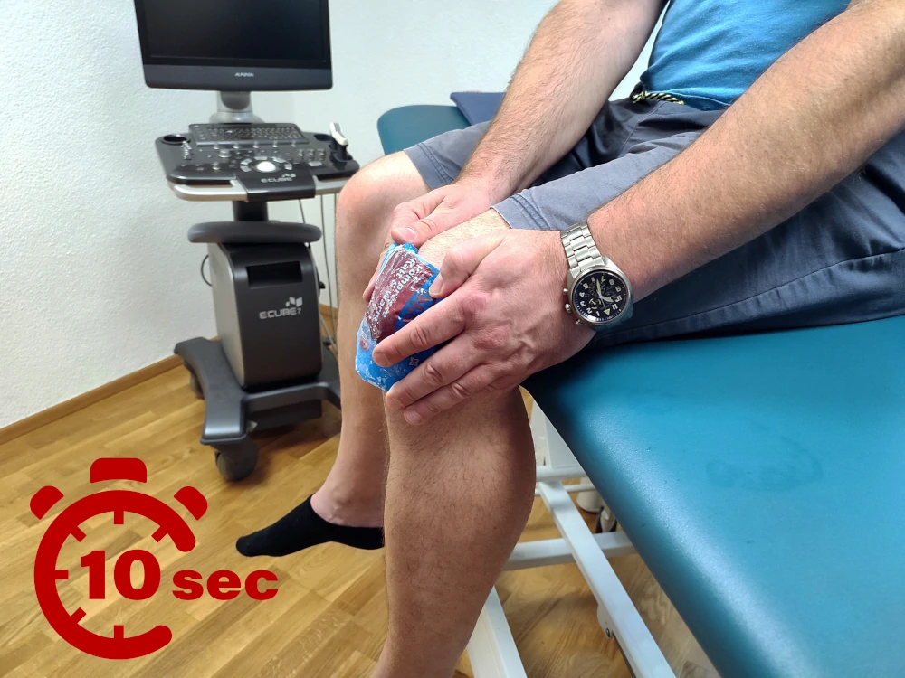 Eisbeutel für 10sec am Knie