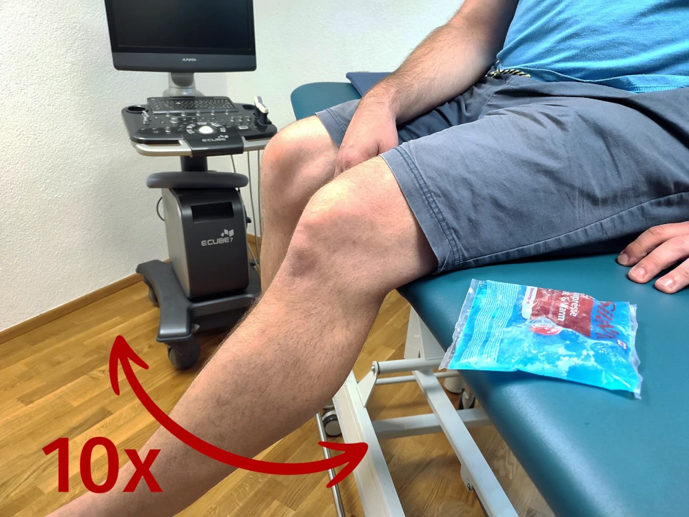 Nach der Kälteanwendung folgen 10 sanfte Bewegungen des betroffenen Gelenks.